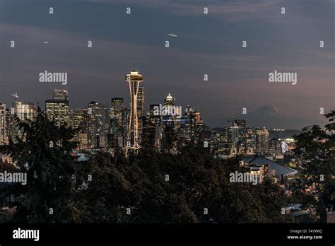 Coucher De Soleil Sur Les Toits De La Ville De Seattle Et Le Profil Du
