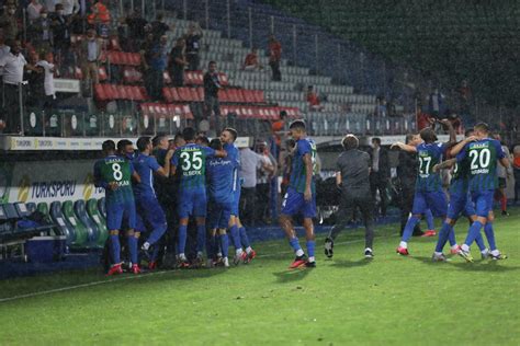 Soyunma odasında istifasını açıklayan sumudica'yı futbolcular kararından vazgeçirdi. Çaykur Rizespor 3-2 Kayserispor