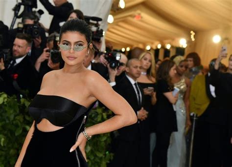 Kylie Jenner S Embarrassing Met Gala Wardrobe Malfunction As Dress