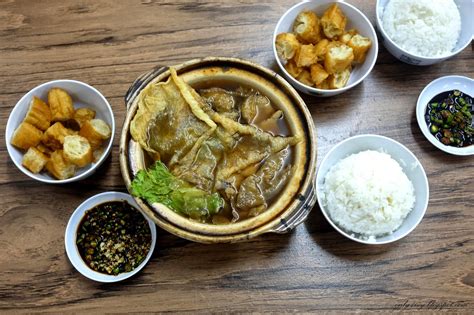 Who could actually resist the temptation of piping hot broth filled with pork meat and bones, mushrooms, chinese cabbage and tofus? Ivy's Life: HOKI Klang Bak Kut Teh Jakarta