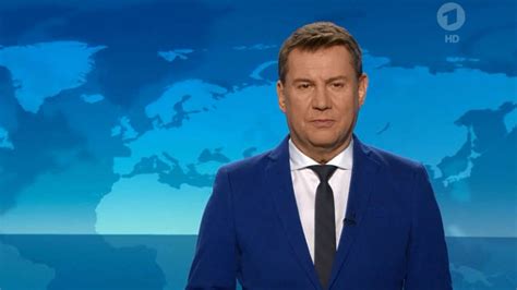 Alles rund um die ard. ARD-Tagesschau-Panne bei Live-Sendung: Sprecher Riewa ...