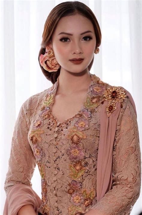 Pin Oleh Sarah Seiza Di Bride To Be Gaun Kebaya Modern Busana Batik Kebaya Pernikahan