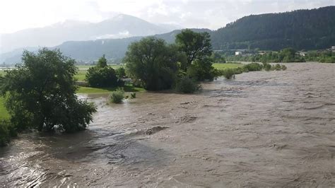 Entlang der donau wurde die niedrigste hochwassermeldestufe eins erreicht. Hochwasser Inn 12.06.2019 Tirol - YouTube