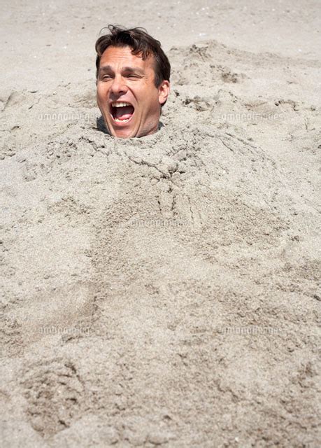Man Buried In Sand At Beach 20025226340 ｜ 写真素材・ストックフォト・画像・イラスト素材｜アマナイメージズ