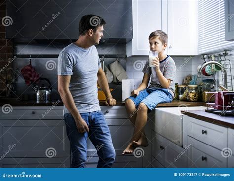 Padre E Hijo En La Cocina Imagen De Archivo Imagen De Casero 109173247