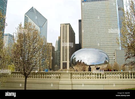 Chicagos Millennium Park And Bean Sculpture Stock Photo Alamy
