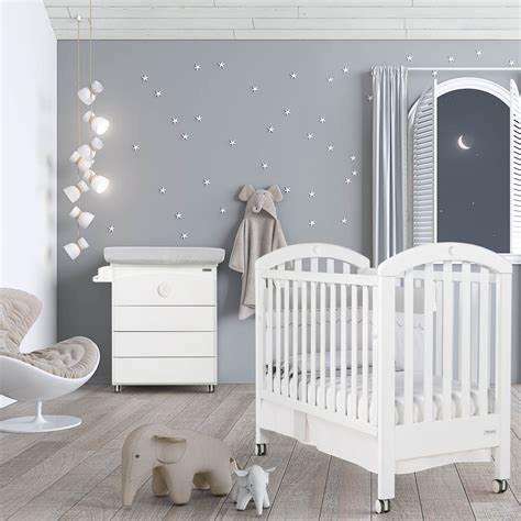 Les étagères ouvertes sont le choix optimal pour chambre enfant design dans la maison moderne. Chambre bébé lit et commode White Moon Swarovski de Micuna ...