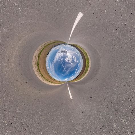소용돌이 치는 필드 한가운데의 푸른 하늘 공 구형 파노라마의 작은 행성 변형 반전 공간의 360도 곡률 프리미엄 사진