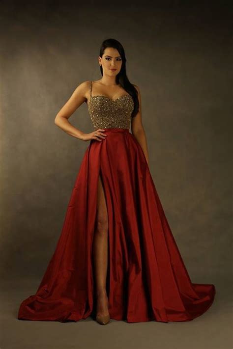 .estilista carlos bacchi, desde a criação dos seus primeiros vestidos, há cinco anos, o designer do ateliê: Carlos Bacchi Atelier exclusivo. Saia em tafetá vermelho ...