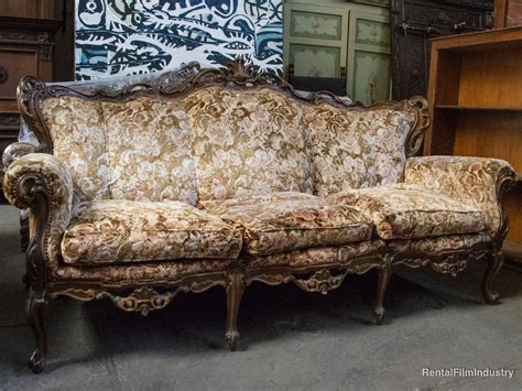 Come scegliere l'arredo stile barocco moderno per il living. Divano - Rental Film Industry