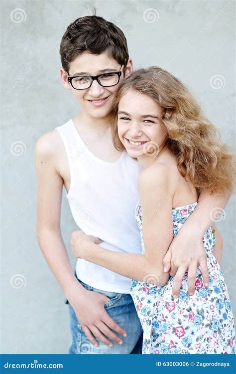 Retrato De Um Menino E De Uma Menina Foto De Stock Imagem De Infância