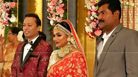 Actor jagathy sreekumar's daughter sreelakshmi marriage video of the function held at grand hyatt, kochi. Jagathy Sreekumar Daughter Sreelakshmi Wedding Photos ...