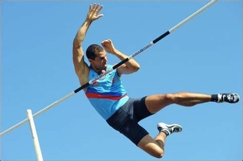 Le premier record du monde masculin du triple saut homologué par l'iaaf est établi le 30 mai 1911 à new york par l'américain dan ahearn avec la marque de 15,52 m, performance égalée le 12 juillet 1924 (15,525 m) en finale des jeux olympiques, à paris, par l'australien nick winter (15,525 m) 3. saut a la perche | Saut à la perche, Sport olympique ...