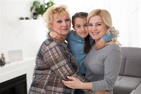 Fondo Tres Generaciones De Mujeres Comparten Un Beso En El Sofá Foto E Imagen Para Descarga