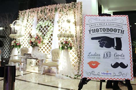 Dekorasi photobooth hari ini cukup unik karena ada foto standing dari foto photobooth sang pengantin yg kemarin resepsinya juga menggunakan jasa photobooth kami. dekorasi photo booth pernikahan - Penelusuran Google | Wedding decorations, Wedding planning ...