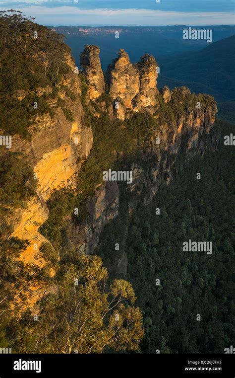 The Three Sisters Sandstone Rock Formation And Jamison Valley Katoomba