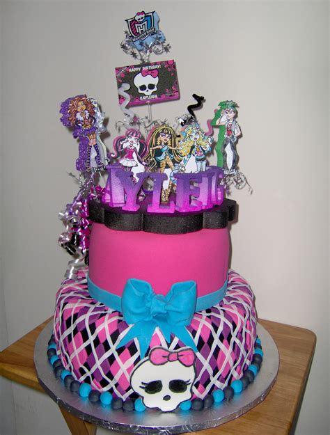 Show your love for your kids by making awesome and beautiful cupcakes for their birthday. 25 Monster High Cake Ideas and Designs - EchoMon