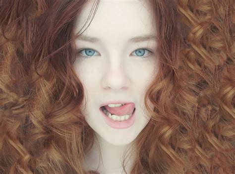 fondos de pantalla cara mujer pelirrojo modelo pelo largo ojos verdes fotografía azul