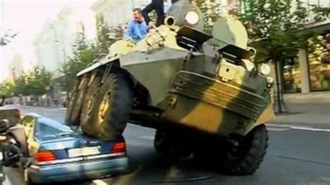 Char Qui Ecrase Une Voiture Ukraine - Le maire de Vilnius écrase avec un blindé les véhicules mal garés