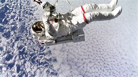 11 Breathtaking Images Of Nasa Astronauts Floating In Space Cnet