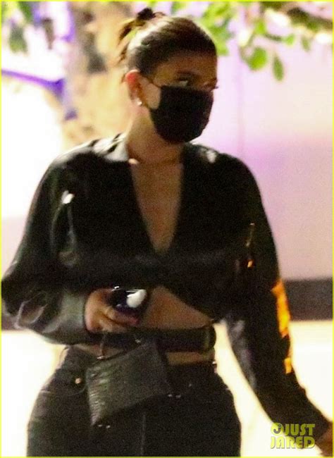 Kylie Jenner Flashes Her Toned Midriff While Out At Dinner With Friends Photo 4493435 Kylie