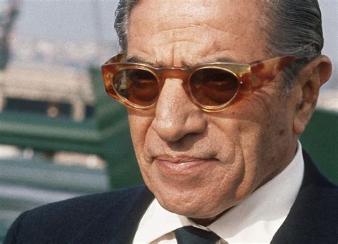 Aristole onassis was an ethnic greek born in smyrna in the ottoman empire in what is now turkey, who became a billionaire shipping tycoon when the the onassis family fled to greece as refugees. Aristóteles Onassis, el griego de oro. - LOFF.IT Biografía ...