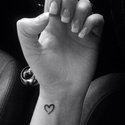 Small Heart Tattoo On Wrist Tatuajes En La Muñeca Tatuajes De