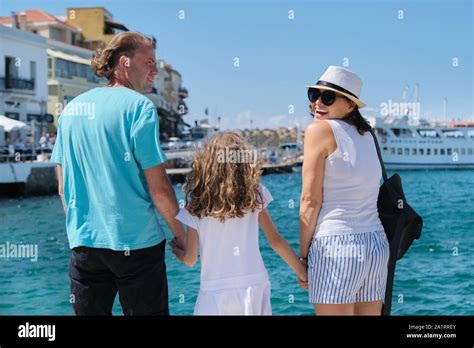 Madre de familia padre e hija tomados de las manos vista posterior Europa viajes turísticos