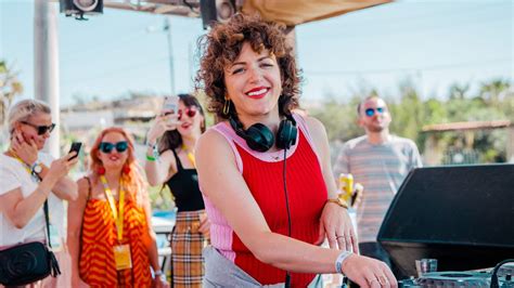 Annie macmanus (born 18 july 1978), popularly known as annie mac, is an irish dj, broadcaster and writer. Annie Mac Is Launching a New Podcast About Overcoming ...