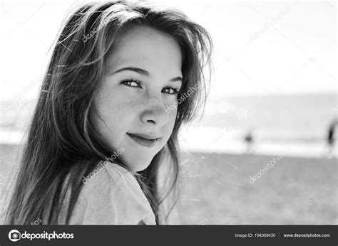 lindo verano adolescente fotografía de stock © reanas 194369430 depositphotos