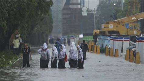 Heavy Rain Hits Indonesias Jakarta Anadolu Ajansı