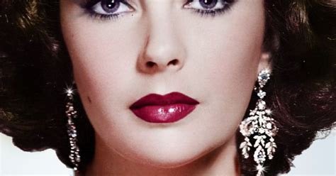 Elizabeth Taylor A Maquiagem Ic Nica Da Atriz Com L Bios Vermelhos E Sobrancelhas Grossas