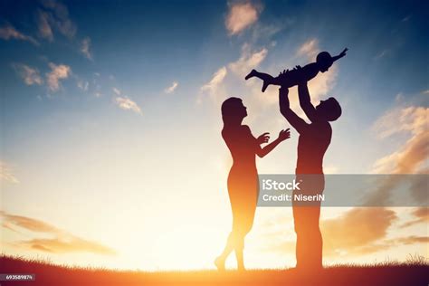 Szczęśliwa Rodzina Razem Rodzice Z Małym Dzieckiem O Zachodzie Słońca