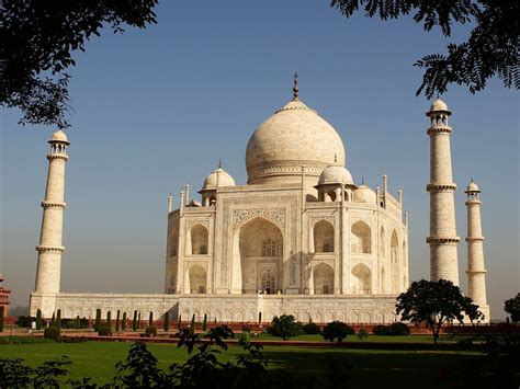12 World Famous Landmarks That Every Travel Buff Should Visit