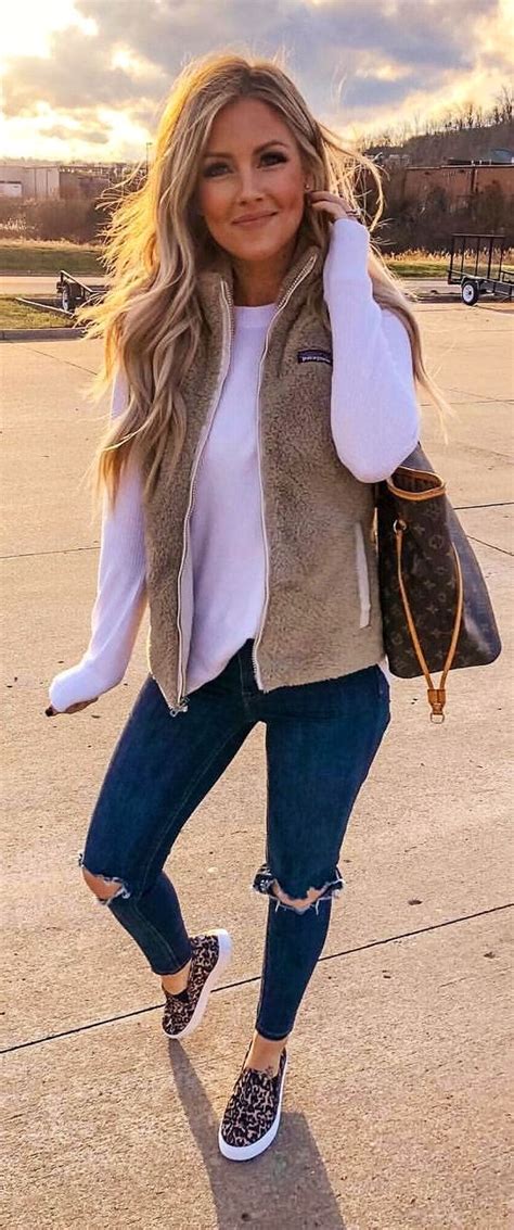 Winter Outfits White Long Sleeved Shirt And Beige Vest Spring Outfits Casual Casual Fall