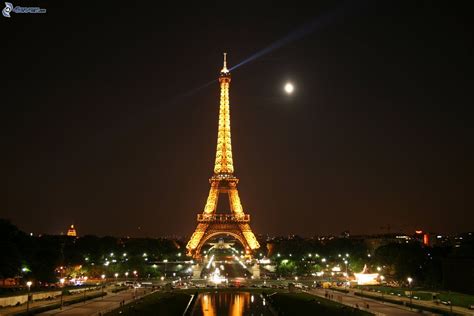 Our hotel offers comfort, simplicity and elegance at the foot of the eiffel tower. Tour Eiffel de nuit