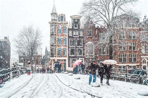 15 Dreamy Photos Of Snow In Amsterdam Globonaut