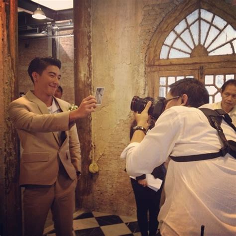 วันนี้ แตงโม วัย 28 ปี กำลังหัวใจเบ่งบานกับ โตโน่ วัย 26 ปี (แต่เธอเรียกว่า พี่ เพราะมีความเป็นผู้นำสูง) ชนิดที่ว่า. แตงโม โตโน่ เข้าพิธีหมั้น ในบรรยากาศสุดอบอุ่น แสนโรแมนติก
