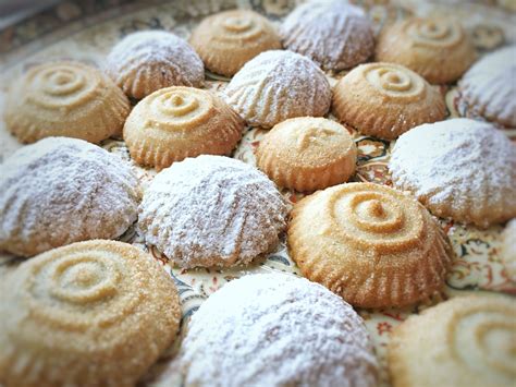 Lebanese Maamoul: Date & Nut Stuffed Cookies {معمول} | Lebanese