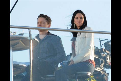 Vidéo Courteney Cox Au Tarzana Pour Le Tournage De La Série Cougar Town à Venice Beach Le 20