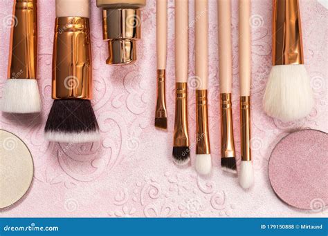 Cosméticos Y Cepillos Para Maquillaje Profesional Foto De Archivo