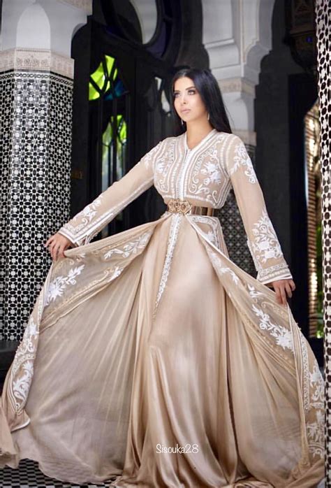 Au xixe siècle, la coupe des robes de femme dans la culture occidentale variait plus largement que dans n`importe quel autre siècle. Romeo haute couture | Marokkaanse jurk, Kaftan jurk, Jurken