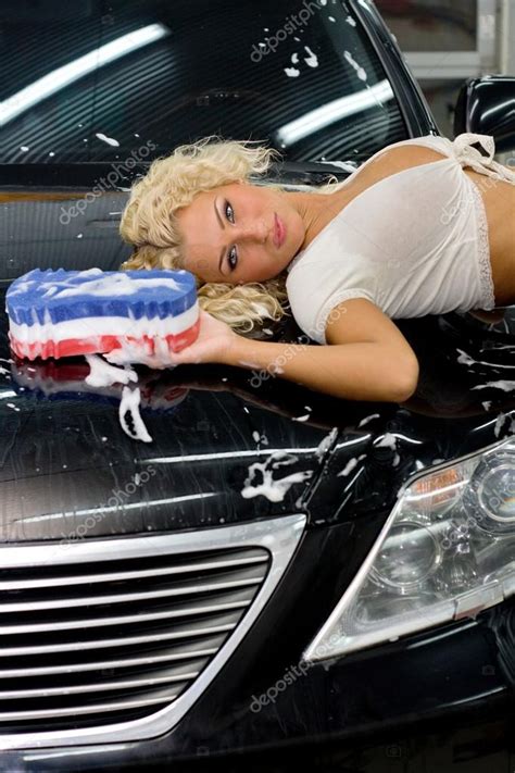 Hermosa mujer lavando un coche fotografía de stock tosher 15802331