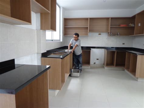 Cocina de madera oscura con encimera y barra de granito gigrio messi. ¿Granito o Cuarzo en la encimera de su Cocina?: ¿Granito o ...