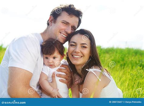 Familia Joven Feliz Con La Pequeña Niña