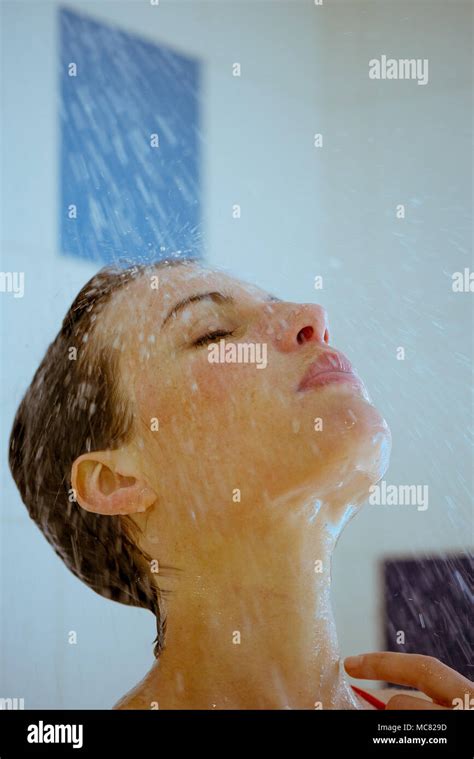 Showering Woman Hi Res Stock Photography And Images Alamy