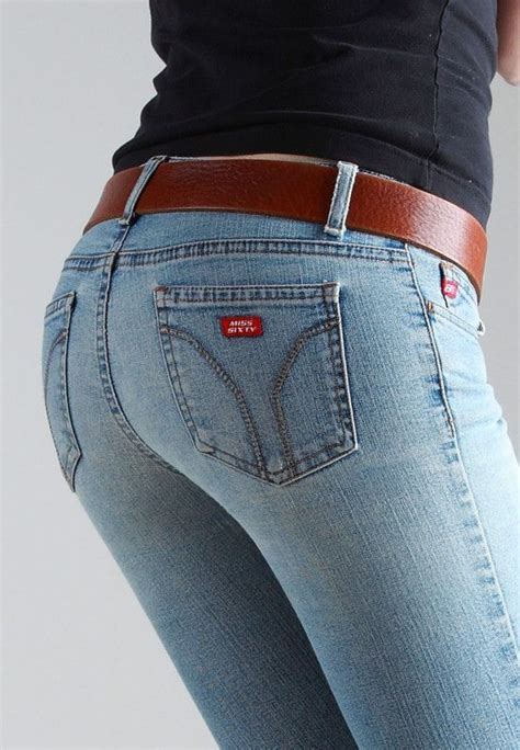 Sexig kvinna som bär trånga jeans Tajta jeans Tights Jeans