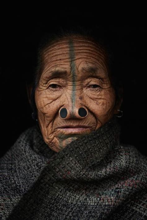 Twarzą w twarze Pełne emocji i nastroju portrety plemion Afryki i Azji GALERIA National