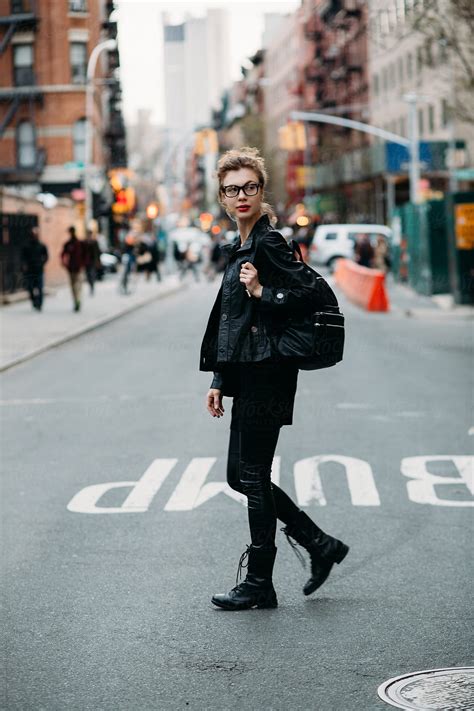 Young Woman Crossing The Street In New York Del Colaborador De