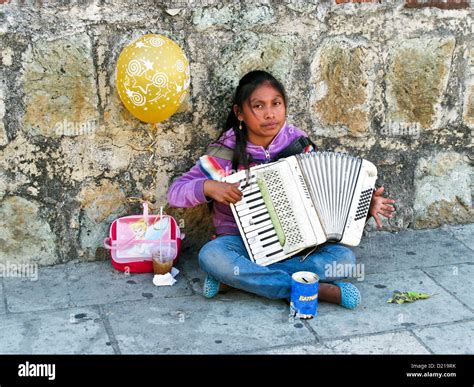 Hermosa Joven Indígena Mexicana Chica Sentada Sobre Pavimento Con Balón